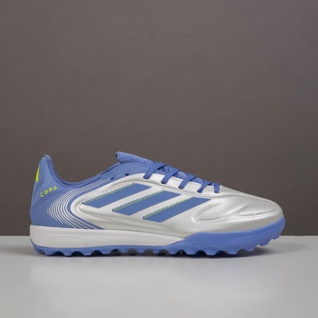 جزمة كرة قدم Adidas