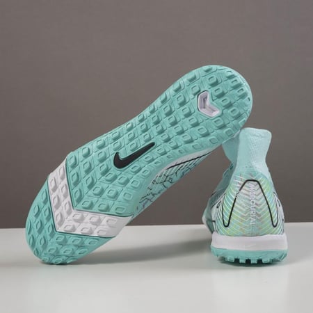 جزمة كرة قدم Nike