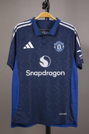 طقم مانشستر يونايتد الاحتياطي 2024/2025