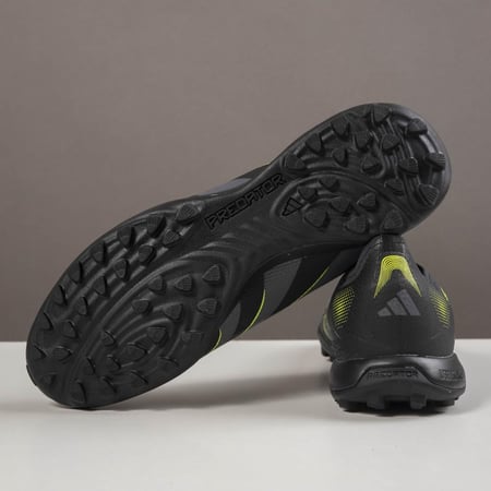 جزمة كرة قدم Adidas
