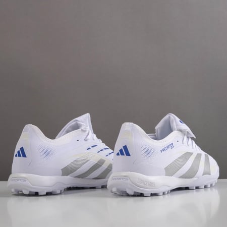 جزمة كرة قدم Adidas