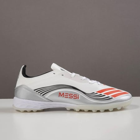 جزمة كرة قدم Adidas