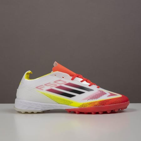 جزمة كرة قدم Adidas