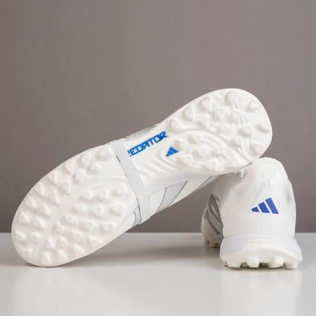 جزمة كرة قدم Adidas