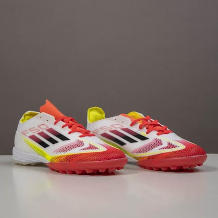 جزمة كرة قدم Adidas