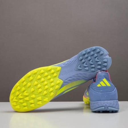جزمة كرة قدم Adidas