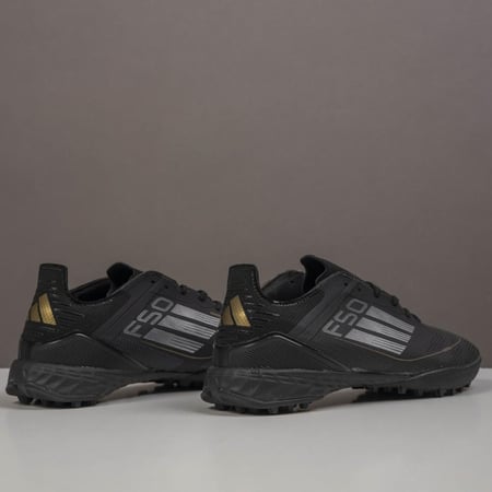 جزمة كرة قدم Adidas