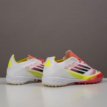 جزمة كرة قدم Adidas