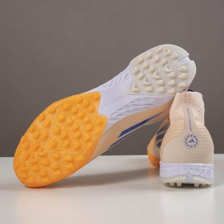 جزمة كرة قدم Adidas