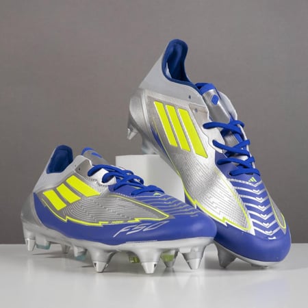 جزمة كرة قدم Adidas
