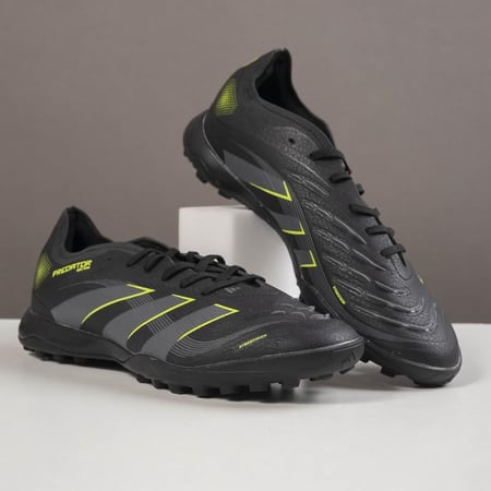 جزمة كرة قدم Adidas