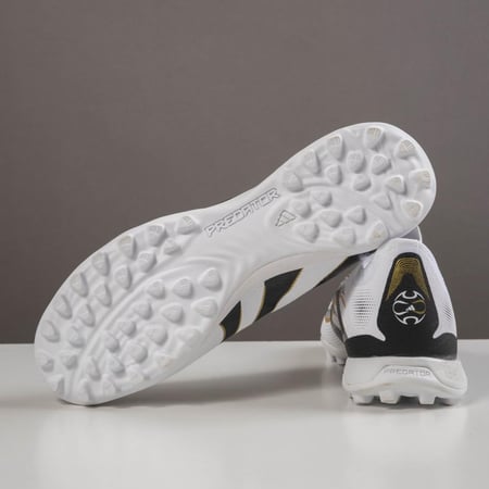 جزمة كرة قدم Adidas