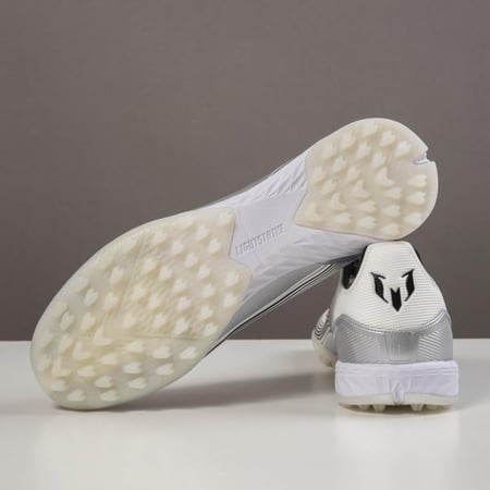 جزمة كرة قدم Adidas