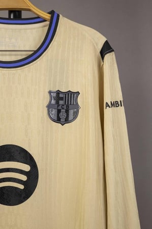 طقم برشلونة الاساسي كم طويل  2026/2025