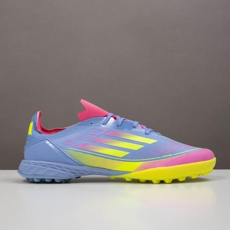 جزمة كرة قدم Adidas