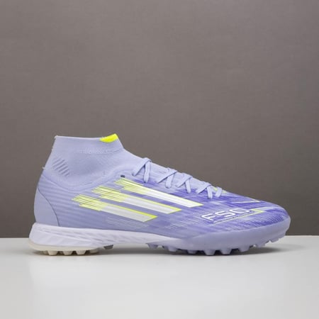 جزمة كرة قدم Adidas