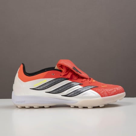 جزمة كرة قدم Adidas