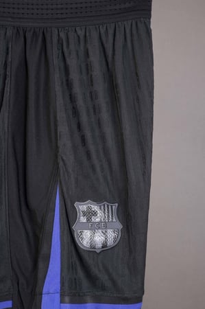 طقم برشلونة الاساسي كم طويل  2026/2025