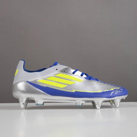 جزمة كرة قدم Adidas