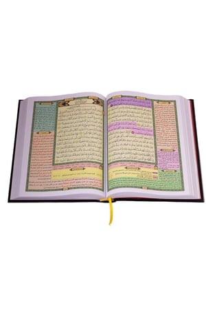 مصحف الحافظ المتقن وسط مكتبة صحو