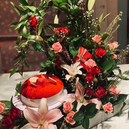 كيكة ريد فلفيت منسقة  بالورد