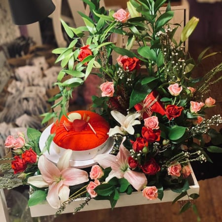 كيكة ريد فلفيت منسقة  بالورد