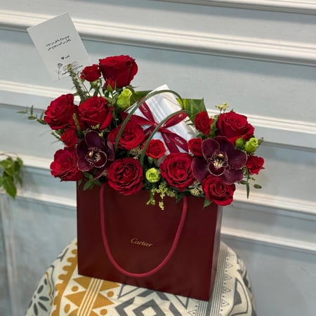 هدية عطر كارتير منسق بالورد