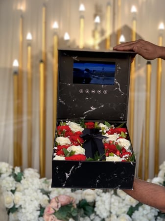 صندوق الشاشة مع الورد