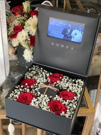 صندوق الشاشة مع الورد