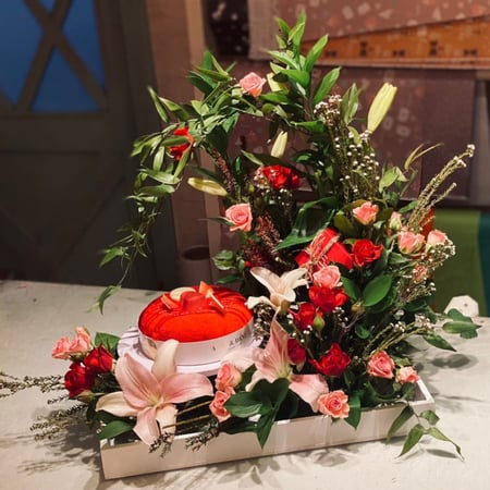 كيكة ريد فلفيت منسقة  بالورد