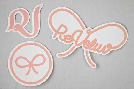 3 ملصقات لفرقة ريدفيلفيت