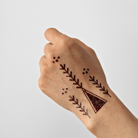 تاتو مؤقت بلون الحنا بنقش القط العسيري