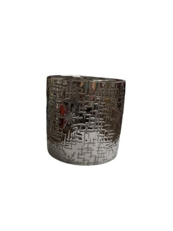 حوض  بنقش الخطوط