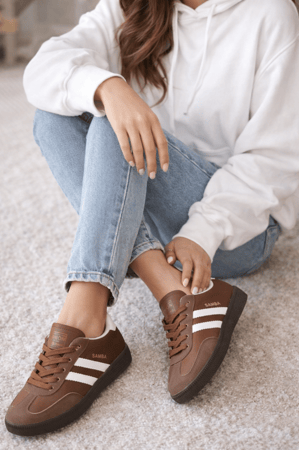 حذاء رياضي بني وابيض مريح جداً وعملي جداً وأنيق ومرتب جداً جداً