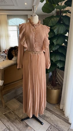 فستان العيد لحمي بأكمام طويلة بليسيه مكسر مع حزام