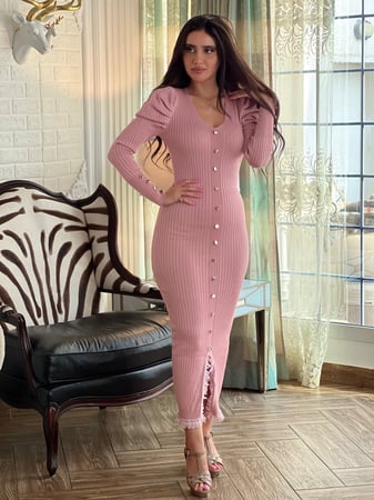 فستان وردي شتوي بكتافات ومزين بالهدب من اسفل