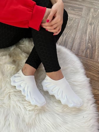 حذاء رياضي أبيض لين وعملي ومريح رقم 11