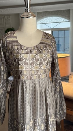 دراعه رمضانية قطن خفيف وبارد جداً مشجرة بورود فوشي بشكل انيق ومرتب