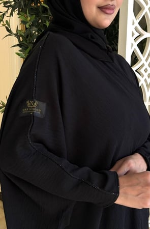 عباية بشت كريب خفيف وطايح ومايتعرفط مزينه بالفصوص من الاطراف