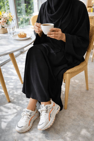حذاء رياضي ابيض واورانج عملي ومريح جداً جداً جداً رقم 22