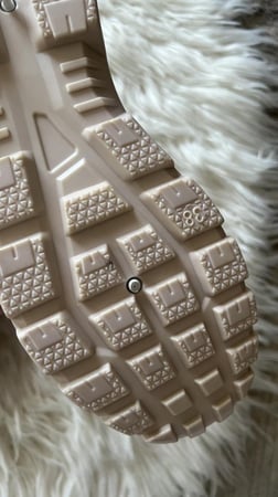 حذاء رياضي بيج مرررررررريح مثل الغيمه ☁️