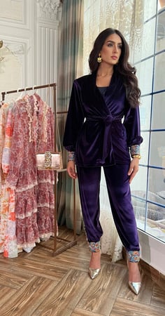 طقم مخمل موف غامق فخم جداً مزين بالكلف من الاطراف