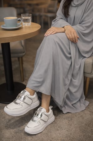 حذاء رياضي عملي ومريح مناسب للدوام والسفر والطلعات والمشي الطويل