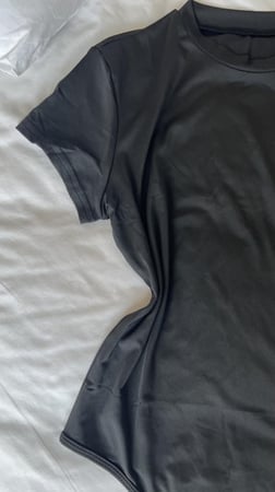 تيشيرت أسود أكمام قصيرة