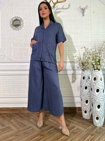 طقم فضفاض رمادي غامق بنطلون وبلوزه بأزارير وجيوب