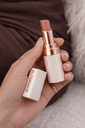 روج لحمي ( نود ) رطب ويعطي الشفايف ملمس ناااعم رقم 011