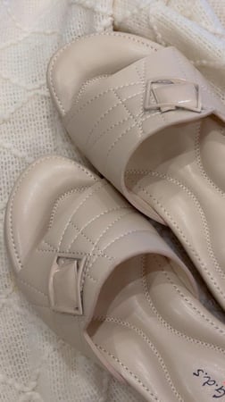 حذاء طبي بيج فاتح مرتفع 3 سم مريح وعملي وأنيق