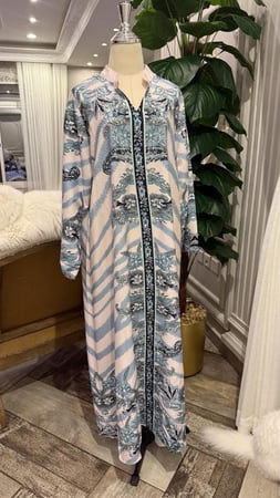 دراعه رمضانية وردي مع سماوي فخمه مناسبه للسهرة مزينه بفصوص الكريستال