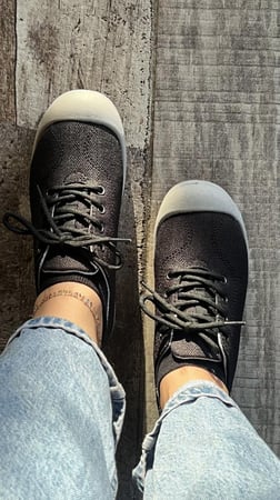 حذاء رياضي أسود جميل وأنيق وراقي