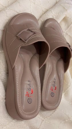 حذاء طبي لحمي مرتفع 3 سم مريح وعملي وأنيق